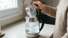 Al posto dell'aceto e del bicarbonato di sodio aggiungo questa polvere economica. I depositi di calcare scompaiono dal bollitore come per magia.