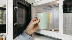 Pochi lo sanno, ma riscaldare l'acqua o il latte nel forno a microonde può essere inappropriato.