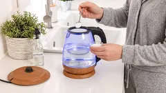 Cosa mettere nella teiera per eliminare il calcare: un metodo che inganna la chimica