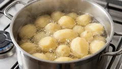  Cosa aggiungere all'acqua quando si lessano le patate: cuoceranno più velocemente e saranno più gustose.